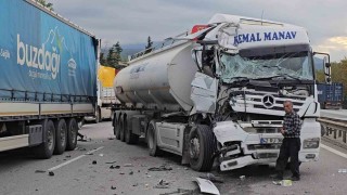 Otoyolda kaza: Hurdaya dönen tırdan burnu bile kanamadan çıktı