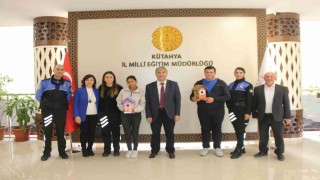 Özel öğrenciler, Fırçamız Sevgi, Renklerimiz Umut sloganıyla 20 adet kuş evi yaptı