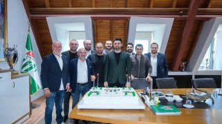 Özlücede antrenman sonrası Başkan Enes Çelike doğum günü sürprizi