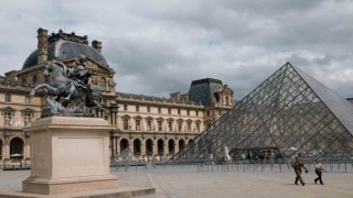 Paristeki ünlü Louvre Müzesinde soygun paniği: Müze ziyaretçilere kapatıldı