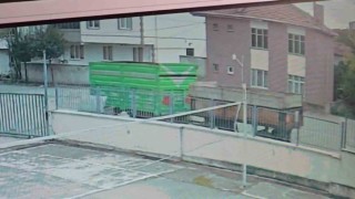 Park edilen römorklar hareketlenip duvara çarptı