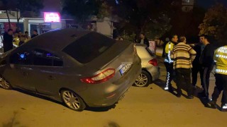 Park halindeki 2 araca çarpıp asılı kaldı: Sürücü olay yerinden kaçtı