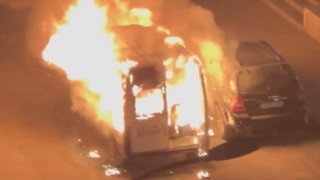 Park halindeki minibüs alev topuna döndü