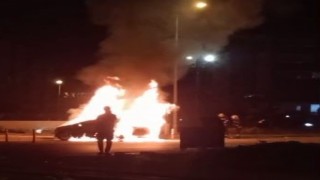 Park halindeki otomobil alevlere teslim oldu