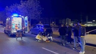 Park halindeki otomobile çarpan 15 yaşındaki motosikletli yaralandı