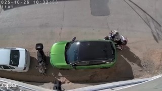 Park halindeki otomobile çarpıp hiçbir şey olmamış gibi kaçtı