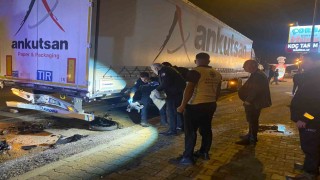 Park halindeki tıra çarpan motosikletli genç kazada hayatını kaybetti