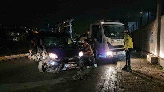 Park halindeki tıra çarpan sürücü, ağır hasar alan aracını bırakıp kaçtı