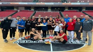 Parkede sürpriz doğum günü kutlaması