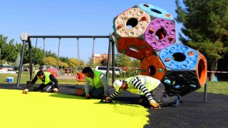 Parklardaki çocuk oyun ve spor alanları yenileniyor