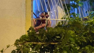 Pencerede korku dolu anlar: Döner bıçağıyla kendini kesmeye çalıştı