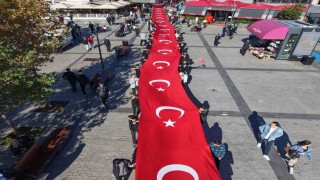 Pendikte 102 metrelik Türk bayrağıyla Cumhuriyet kutlaması havadan görüntülendi