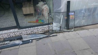 Pendikte direksiyon hakimiyetini kaybedip dükkana daldı