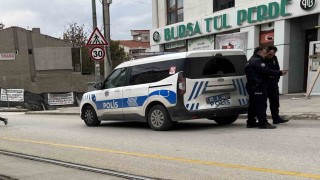 Polis aracına çarpıp kaçtı