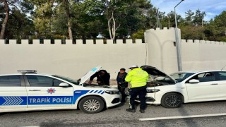 Polis ekipleri yolda kalan otomobile yardım eli uzattı