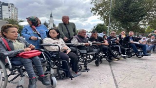 Polis memurundan ihtiyaç sahibi engellilere akülü sandalye desteği