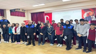 Polisten lise öğrencilerine eğitim