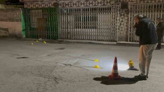 Pompalı tüfekle evi kurşunladılar