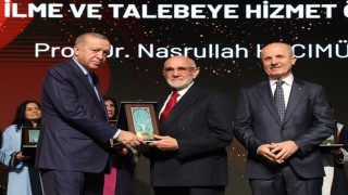Prof. Dr. Nasrullah Hacımüftüoğluna özel ödül