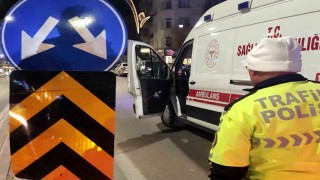 Refüjdeki trafik levhasına çarpan motosikletteki baba ve oğlu yaralandı