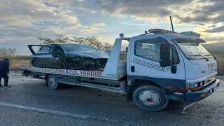 Refüje giren otomobilde 2 kişi yaralandı