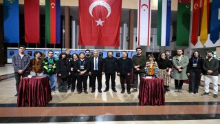 Rektör Adıgüzel, Çalgı Yapımı ve Onarımı Bölümü öğrencilerinin sergisini gezdi