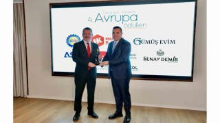 Rektör Kırışık, Sosyalfest Yılın En Başarılı Projesi ödülünü aldı