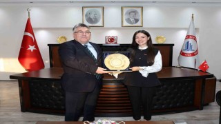 Rektör Özölçer Yılın Doktora Tezi ödülü sahibi Dr. Öğr. Üyesi Timuru makamında kabul etti