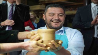 Rodop Belediye Başkanı Pavel Mihaylov, hayatında ilk defa çömlek tezgahına geçerek bardak yaptı