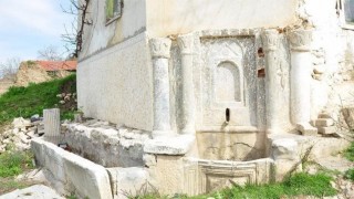 Roma dönemi mermer çeşme tahrip edildi