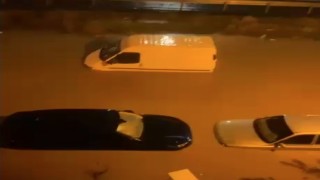 Sağanak Bergamayı vurdu, sokaklar göle döndü