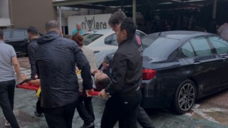 Sağanak ve rüzgar aniden bastırdı, devrilen ağacın altında kalan 3 kişi yaralandı