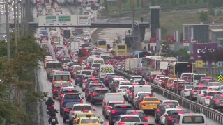 Sağanak yağış İstanbul trafiğini kilitledi