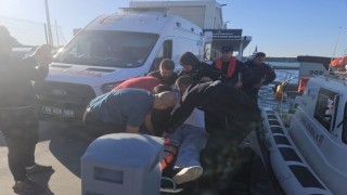 Sahil güvenlik ekipleri yaralanan şahsı kurtardı