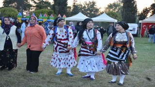 Sakaryada Karadeniz rüzgarı: Yüzlerce kişi horon teperek coştu