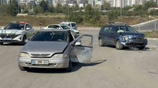 Samsunda 2 otomobil çarpıştı: 2 yaralı