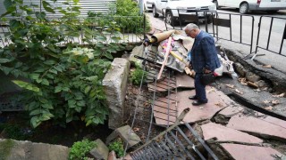 Samsunda istinat duvarı ve kaldırım çöktü: Dükkan ve bodrum kat kullanılamaz hale geldi