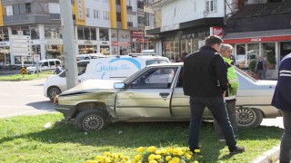 Samsunda otomobil ile motosiklet çarpıştı: 2 yaralı