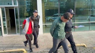 Samsunda zorla gül satmak isteyen 2 kişi olay çıkartınca tutuklandı