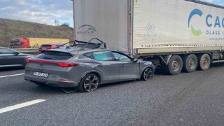 Sancaktepede otomobil tıra arkadan çarptı: Sürücü sıkışarak yaralandı