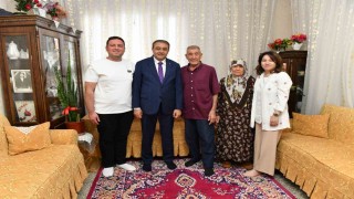 Şanlıurfa Valisi Hasan Şıldak eşi ile birlikte yaşlı bireylerle buluştu