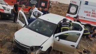 Şanlıurfada otomobil kayalıklara çarptı: 3 yaralı