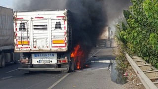 Şanlıurfada seyir halindeki tır alev aldı