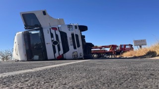 Şanlıurfada tekstil hammaddesi yüklü tır devrildi