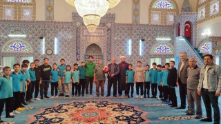 Sarıgölde öğrencilerden din görevlilerine çiçekli teşekkür