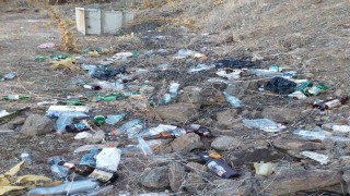 Sarıgöllü çiftçilerden zeytinliğe atılan alkol şişelerine tepki