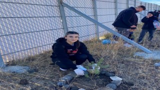 Sarıkamışta öğrenciler fidan dikti