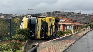 Sarıyerde sürücüsünün direksiyon hakimiyetini kaybettiği tır devrildi