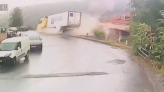 Sarıyerde yoldan çıkarak devrilen tırın kaza anları kameraya yansıdı