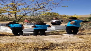 Şehit öğretmenler kabirleri başında anıldı